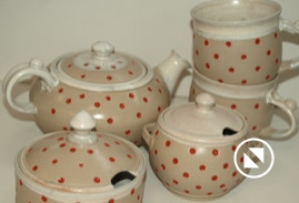 Piusa Savikoda täpilised nõud